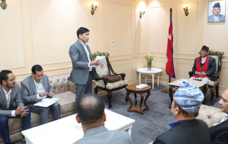 प्रधानमन्त्री पुष्पकमल दाहाल 'प्रचण्ड'सँग म्यानपावर व्यवसायी।